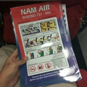 kartu keselamatan di pesawat Boeing 737-524 PK-NAL Kesejahteraan