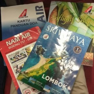 majalah penerbangan, katalog belanja, dan kartu keselamatan pesawat Boeing 737-524 PK-NAL Kesejahteraan