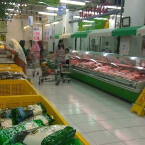 suasana supermarket yang bersih