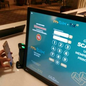 memindai kode di mesin cetak tiket mandiri