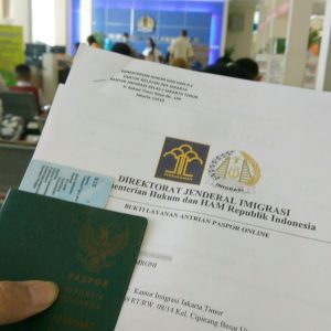 menyiapkan dokumen sembari menunggu antrean