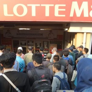 antrean di depan pintu masuk Mal Pelayanan Publik