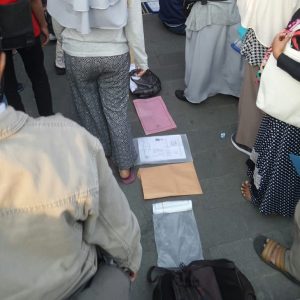 warga mengantre dengan menggunakan berkas di depan pintu masuk Mal Pelayanan Publik Kota Bekasi