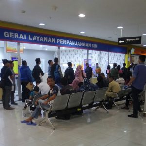 antrean mengurus SKCK di depan loket pelayanan SIM