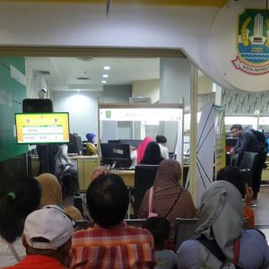 antrean di loket Dukcapil Mal Pelayanan Publik Kota Bekasi