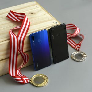 pilihan warna Huawei Nova 3i, iris purple dan hitam