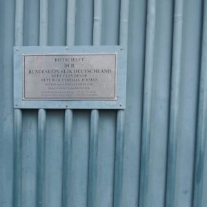 papan nama Kedutaan Besar Republik Federal Jerman