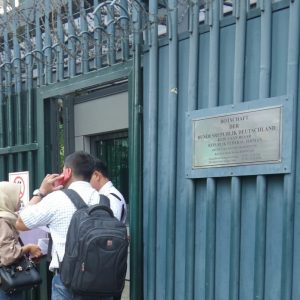 datang ke Kedutaan Besar Republik Federal Jerman