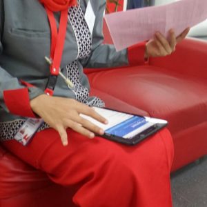 petugas mendatangi pelanggan