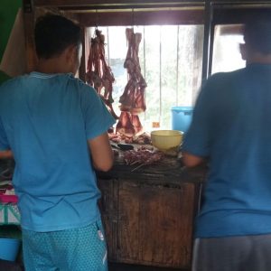 menyiapkan sate kambing