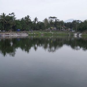 Embung Kaliaji dengan latar belakang Gunung Merapi