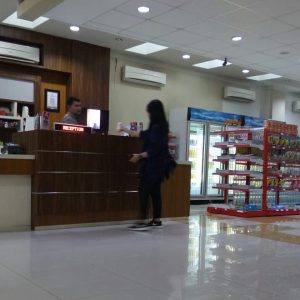resepsionis dan minimarket CitiHub Hotel @Gejayan, Yogyakarta
