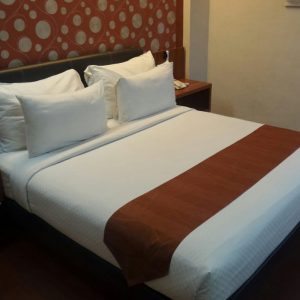tempat tidur King size di CitiHub Hotel @Gejayan, Yogyakarta