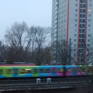kereta S-bahn lewat di kawasan pemukiman