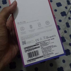 bagian belakang kemasan Xiaomi Mi 8 Lite
