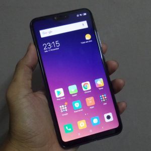 menggenggam Xiaomi Mi 8 Lite