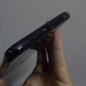 konektor USB-C dan speaker dan microfon