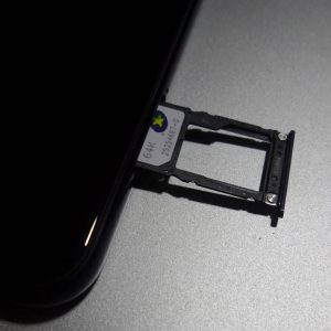 slot kartu nano-SIM ganda dan micro SD hybrid