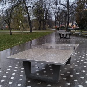 meja tenis di Taman Negara Bagian (Ottopark), Berlin