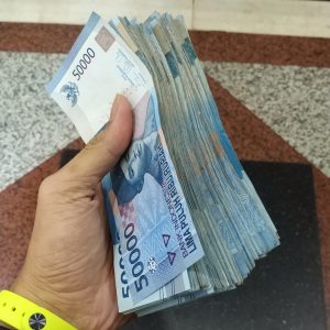 uang rupiah segepok