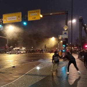 orang-orang melempar petasan ke jalan