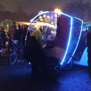 becak dengan lampu LED warna-warni