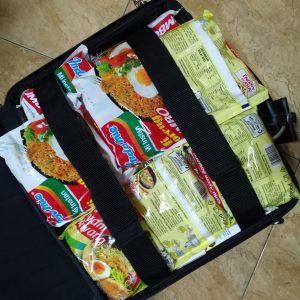 membawa bekal mi instan Indomie