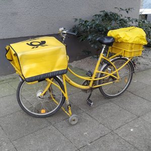 sepeda yang digunakan tukang pos Deutsche Post mengantar surat