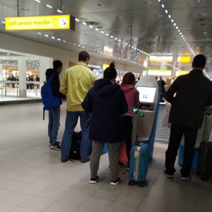 antrean mesin cetak boarding pass otomatis Bandara Schipol