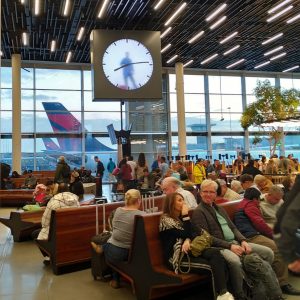 jam unik di ruang tunggu Bandara Schipol