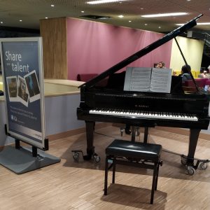 grand piano di ruang tunggu T6 Bandara Schipol