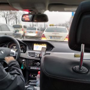 naik taksi dengan mobil Mercedes-Benz