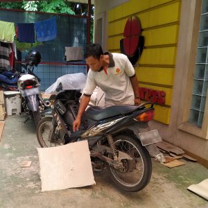 mengemas sepeda motor untuk dikirim di Herona Express Bekasi