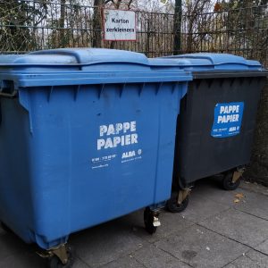 bak berwarna biru untuk sampah kertas