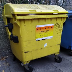 bak berwana kuning untuk sampah plastik dan kemasan