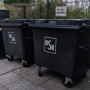 bak sampah berwarna hitam untuk sampah lainnya