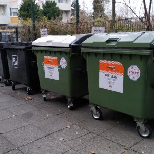 tempat sampah dengan kode warna