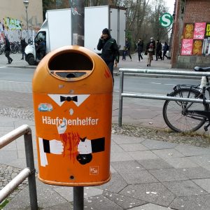 bak sampah oranye mudah ditemui di seluruh penjuru Berlin