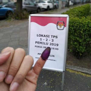 jari dicelup tinta sebagai tanda mengikuti Pemilu 2019