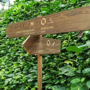 papan petunjuk ke rumah kupu-kupu papan petunjuk ke rumah kupu-kupu