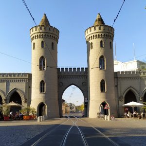 jalur tram melewati Nauener Tor