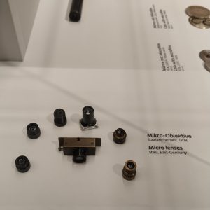 lensa kamera mikrofilm