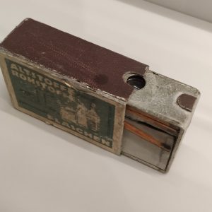 lensa berbentuk kotak korek api