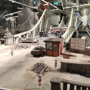 diorama penyerahan sandra dari sisi Berlin Barat