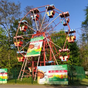 kincir angin di depan Zentraller Festplatz
