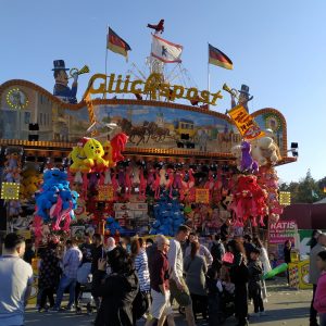 kios penjual mainan di Berliner Frühlingfest