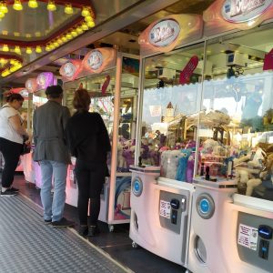 permainan mengambil boneka di Berliner Frühlingfest