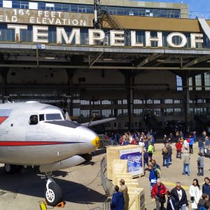 pesawat Dogulas DC-54 di depan Bandara Tempelhof