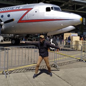 berfoto di depan pesawat Dogulas DC-54