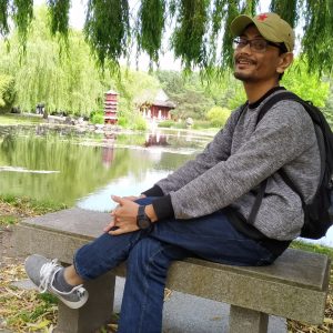 berpose di pinggir danau Cermin Langit berpose di pinggir danau Cermin Langit